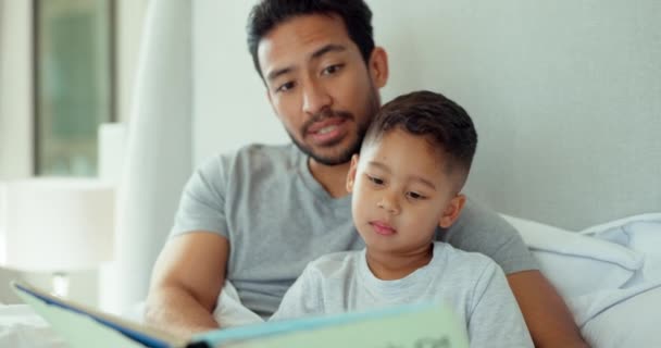 Pai Filho Cama Com Livro Leitura Aprendizagem Para Estudo Desenvolvimento — Vídeo de Stock