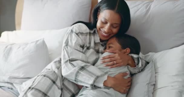 ベッドルーム 抱擁と女の子と母親 家族とリラックスして幸せ 愛情と品質の時間 お父さん お母さん お母さん お子さん 喜びと陽気 ベッドと甘い瞬間との結合 — ストック動画