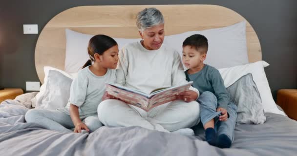 Großmutter Kinder Und Buch Mit Lesen Auf Dem Bett Lächeln — Stockvideo