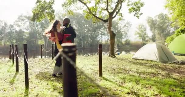 Кемпінг Щаслива Пара Обіймаються Природі Ходячи Наметом Відкритих Канікулах Відпустці — стокове відео