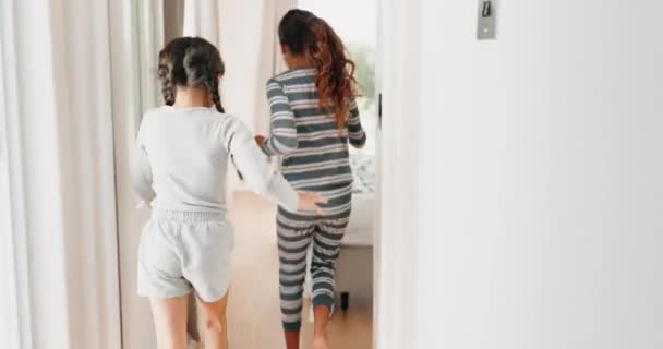 Correr Feliz Por Mañana Con Familia Dormitorio Para Despertar Apoyo — Vídeo de stock