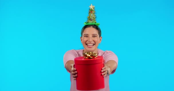 Cara Excitada Navidad Una Mujer Con Regalo Para Felicidad Aislada — Vídeos de Stock