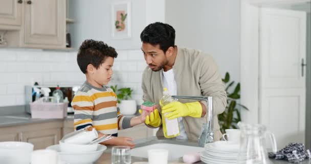 Μπαμπάς Πλένει Πιάτα Διδάσκει Παιδί Και Τον Καθαρισμό Σαπούνι Νερό — Αρχείο Βίντεο