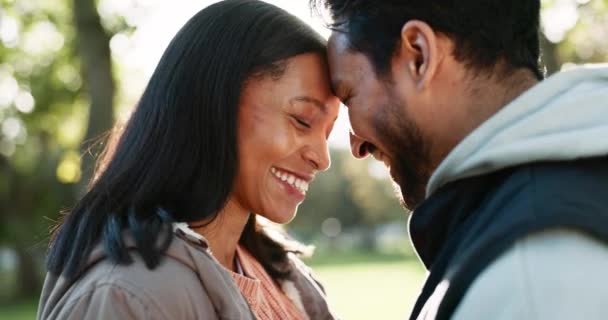 Çiftler Parkta Gülüp Kucaklaşırlar Sevgi Ilgi Evlilik Bağıyla Mutluluk Macera — Stok video