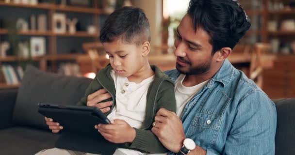 Tablet Aprendizagem Pai Com Criança Sofá Para Educação Casa Serviço — Vídeo de Stock
