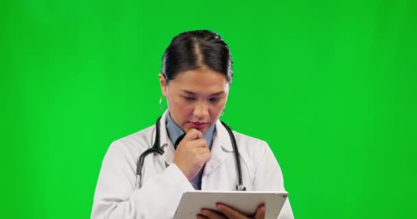 Mujer Asiática Médico Pensando Con Tableta Pantalla Verde Investigación Salud — Vídeo de stock