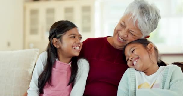Familie Grootmoeder Kinderen Knuffelen Bank Voor Hechting Quality Time Ontspannen — Stockvideo