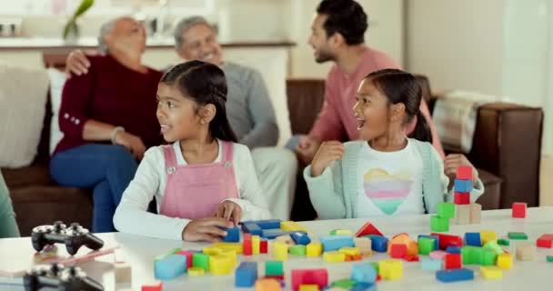 Dziewczęta Stół Klocki Matką Nauka Rozwój Salonie Rodzinnym Domu Dzieci — Wideo stockowe