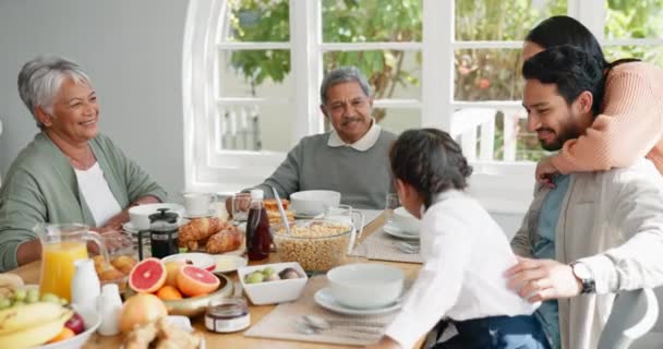 Πρωινό Αγκαλιά Και Πρωινό Μεγάλη Οικογένεια Στο Τραπέζι Για Φαγητό — Αρχείο Βίντεο