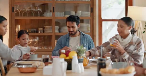 Bord Samtal Och Familj Äter Frukost Tillsammans Morgonen För Att — Stockvideo