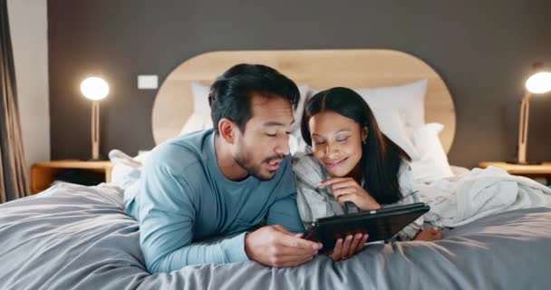 床和平板电脑在晚上与互联网连接流媒体电影或视频在线 男人和快乐的女人一起在家里的卧室里笑 用社交媒体 网络或应用程序的技术 — 图库视频影像