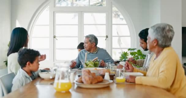 ディナーテーブルでのランチ 空腹や幸福のための祖父母と一緒にごちそう 家族や子供 休暇中の質の高い時間のために自宅で会話を持つ世代 食べ物 — ストック動画
