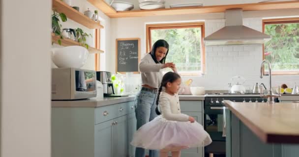 Tanz Ballett Und Mädchen Mit Mutter Der Küche Oder Mutter — Stockvideo