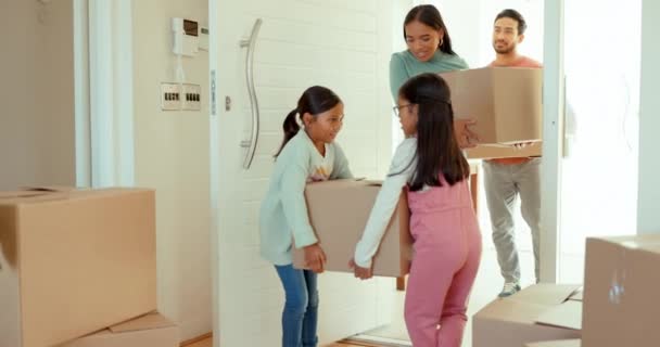 Eltern Kinder Und Helfer Mit Boxen Neuen Haus Mit Aufgeregter — Stockvideo