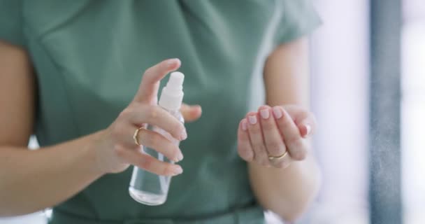 Geschäftsfrau Hände Und Desinfektionsmittel Einem Unternehmen Für Gesundheit Und Reinigung — Stockvideo