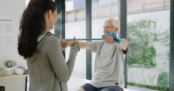 Physikalische Therapie Band Ärztin Und Senior Mann Übung Für Arthritis — Stockvideo