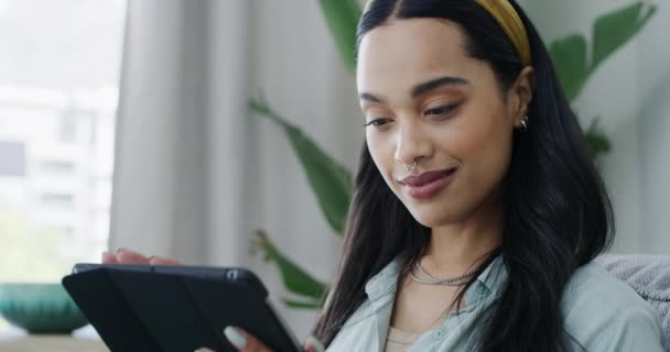Ευτυχισμένη Γυναίκα Tablet Και Περιήγηση Απευθείας Σύνδεση Για Μέσα Κοινωνικής — Αρχείο Βίντεο