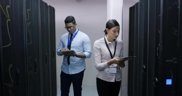 Tablette Salle Ingénierie Serveur Femme Homme Travail Équipe Cybersécurité Dans — Video