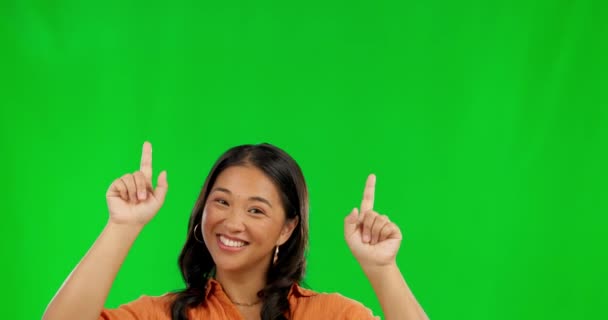 スタジオの背景を背景に 緑の画面上の幸せなアジアの女性 ポインティングや広告 販売割引や通知 アラートやモックアップのニュースに対処するための女性の指ポイント — ストック動画