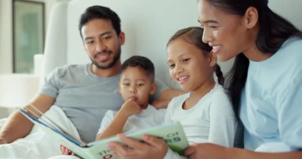 Οικογένεια Ανάγνωση Και Γονείς Και Παιδιά Βιβλίο Στο Κρεβάτι Για — Αρχείο Βίντεο
