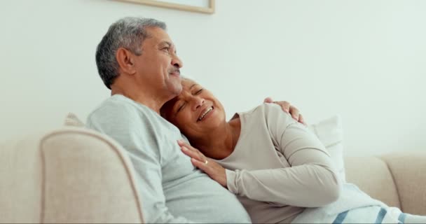 Senioren Paar Umarmen Küssen Oder Entspannen Sich Auf Dem Sofa — Stockvideo