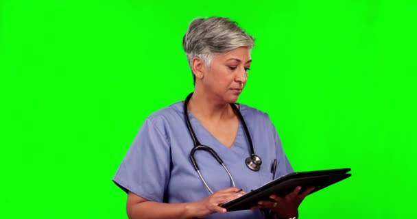Enfermeira Mulher Idosa Escrevendo Tela Verde Estúdio Isolado Mockup Fundo — Vídeo de Stock
