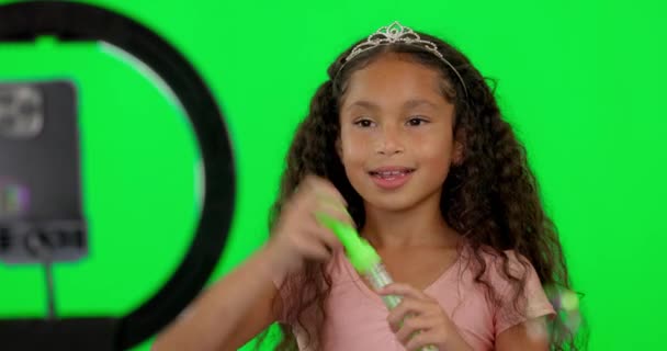 女の子の子供 ビデオ ライブストリームやソーシャルメディアのモックアップのためのリングライトによって泡や緑のスクリーンスタジオを吹いて 若い女性の子供 インフルエンサーやブログのための再生 アプリやおもちゃのための幸せ Tiaraと石鹸 — ストック動画