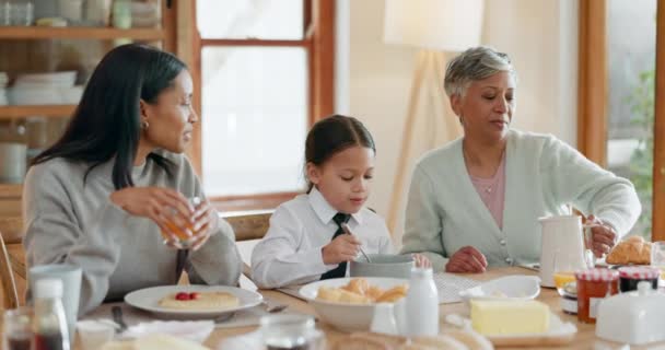 Οικογενειακό Πρωινό Μητέρα Κόρη Και Γιαγιά Τρώνε Μαζί Στο Σπίτι — Αρχείο Βίντεο