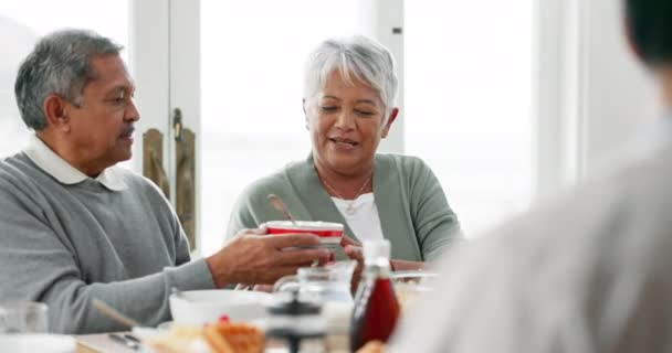 健康和早晨与家人一起吃饭吃饭 享受退休生活和幸福 支持和与老年人共进午餐 老年人在家里的饭厅里吃饭 以获得营养和健康 — 图库视频影像
