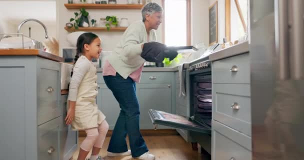 Küche Unterricht Und Großmutter Kochen Mit Kindern Die Lernen Abendessen — Stockvideo