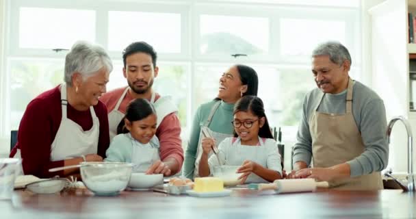 デザートケーキ クッキーや甘いスナックのために一緒に幸せ キッチンと大きな家族のベーキング 女の子の子供たちは自宅で両親や祖父母と食事や絆を調理します — ストック動画