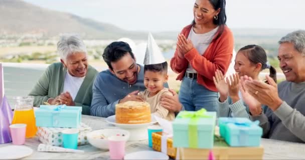 お祝いのケーキ パーティーや息子 祖父母や両親への愛のための幸せな家族 誕生日や拍手 抱擁を持つ女性と若い子供 結合と休日の家でイベントのための存在 — ストック動画