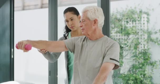 Gezondheidszorg Halter Fysiotherapie Met Oude Man Vrouw Het Kantoor Voor — Stockvideo