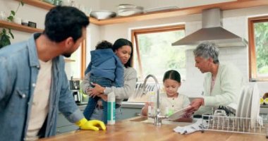 Temizlik, aile ve adam yemekten sonra masa, hijyen ya da temiz yaşam alanı için giysileri olan bir mutfakta. Bulaşık, bulaşık ve bakterilerden, pislikten ve mikroplardan korunmak için ev işi yapan ebeveyn..