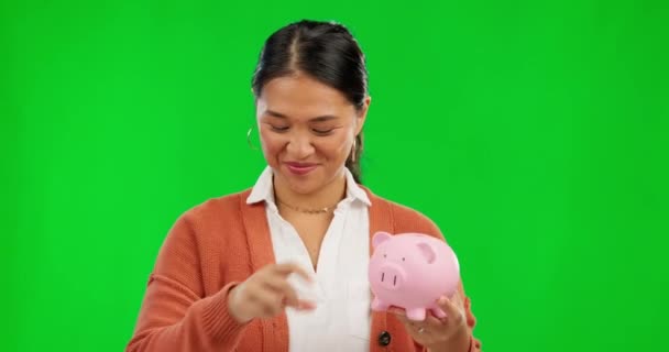 Piggy银行 脸和妇女在绿色屏幕上进行储蓄教育 财务管理和演示 教师或亚洲人银行业务 资金或有演播室背景的帐户 — 图库视频影像