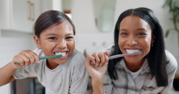 母亲和女童在浴室刷牙 以确保牙齿健康 日常护理或健康习惯 肖像画 孩子和母亲用牙刷刷牙 照顾自己 在家里呼吸清爽 — 图库视频影像
