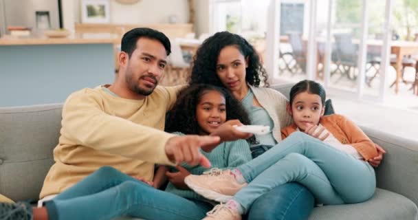 Aile Çocuklar Ebeveynler Evdeki Kanepede Film Izlemek Film Yayını Yapmak — Stok video