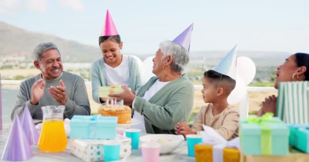 子供と家族 誕生日や祖母 抱擁やケアとパティオでのお祝いのための贈り物やケーキ グループでの幸せな男性 女性と子供 拍手と休日の家でのイベントのためのプレゼント — ストック動画