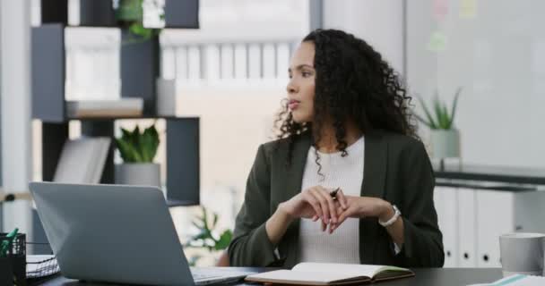 Kadını Dizüstü Bilgisayar Fikirler Için Düşünme Ofis Masasında Şirket Kararında — Stok video