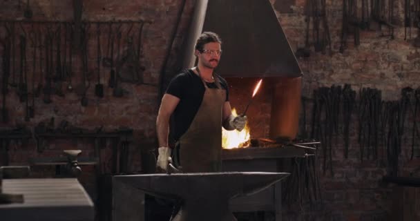 Kıvılcımlar Demirci Çekiçli Adam Demir Çelik Metal Dövmek Için Atölyede — Stok video