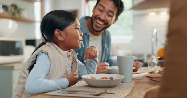 Padres Hijos Una Niña Comiendo Espaguetis Con Familia Comedor Casa — Vídeos de Stock