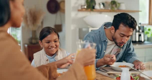 家族やテーブルでジュースで昼食 空腹と子供が飲み物に興奮しています 異人種間 父親と女の子の子供が一緒に食事や朝食を家で楽しむ — ストック動画