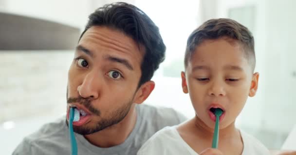 Rostro Padre Hijo Cepillándose Los Dientes Casa Para Higiene Rutina — Vídeo de stock