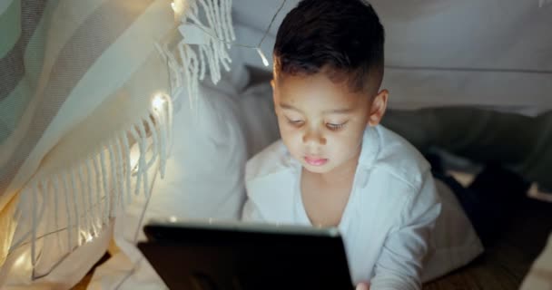 Tablet Czytanie Dzieci Ekranie Strumieniowe Gra Film Lub Kreskówka Nocy — Wideo stockowe