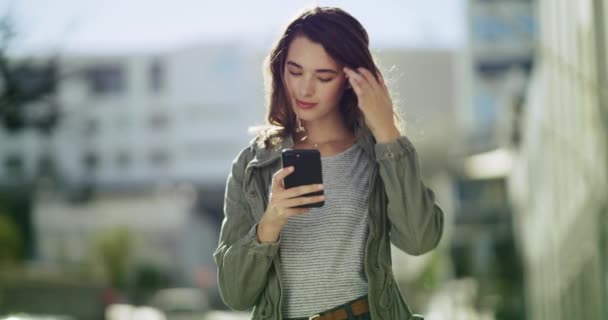 Mujer Llamada Telefónica Comunicación Ciudad Con Contacto Smartphone Joven Aire — Vídeos de Stock