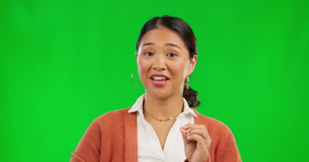 Asyalı Kadın Yeşil Ekranda Sunum Yaparak Stüdyonun Arka Planına Karşı — Stok video