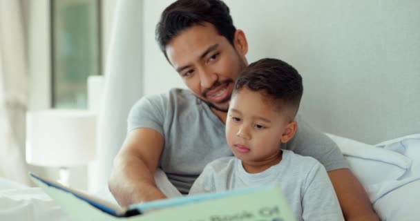 男孩和卧室有书 读书和学习学习学习 儿童发展和家庭护理 快乐的儿子 在家里教书 识字和恋爱的床 — 图库视频影像