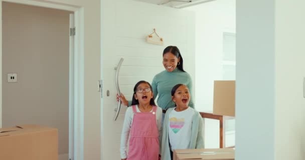 Rodzice Dzieci Boks Przy Drzwiach Wejściowych Nowym Domu Inwestycji Lub — Wideo stockowe