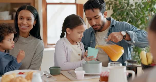 朝食と父は一緒に朝に自宅で女の子のためのジュースを注ぐ 健康的な食事と健康のためのオレンジドリンクとお父さん お母さんと子供 幸せな両親の成長とケア — ストック動画