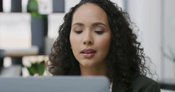Крупный План Ноутбук Деловая Женщина Размышляющая Над Стратегией Планирующая Электронную — стоковое видео